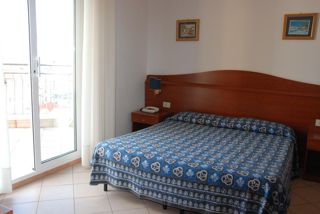 Hotel Tritone Лайгуэлья Экстерьер фото